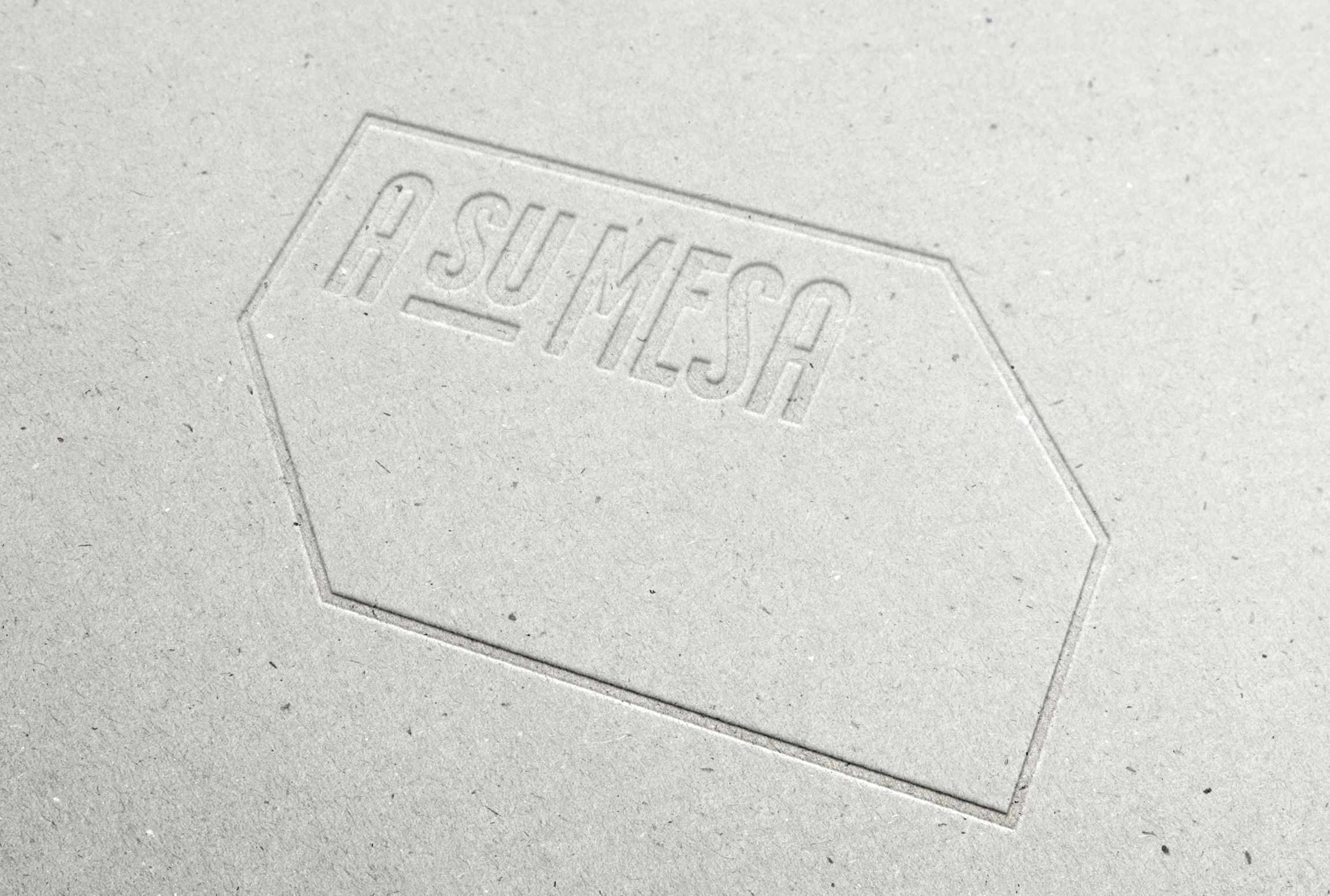 A su mesa
